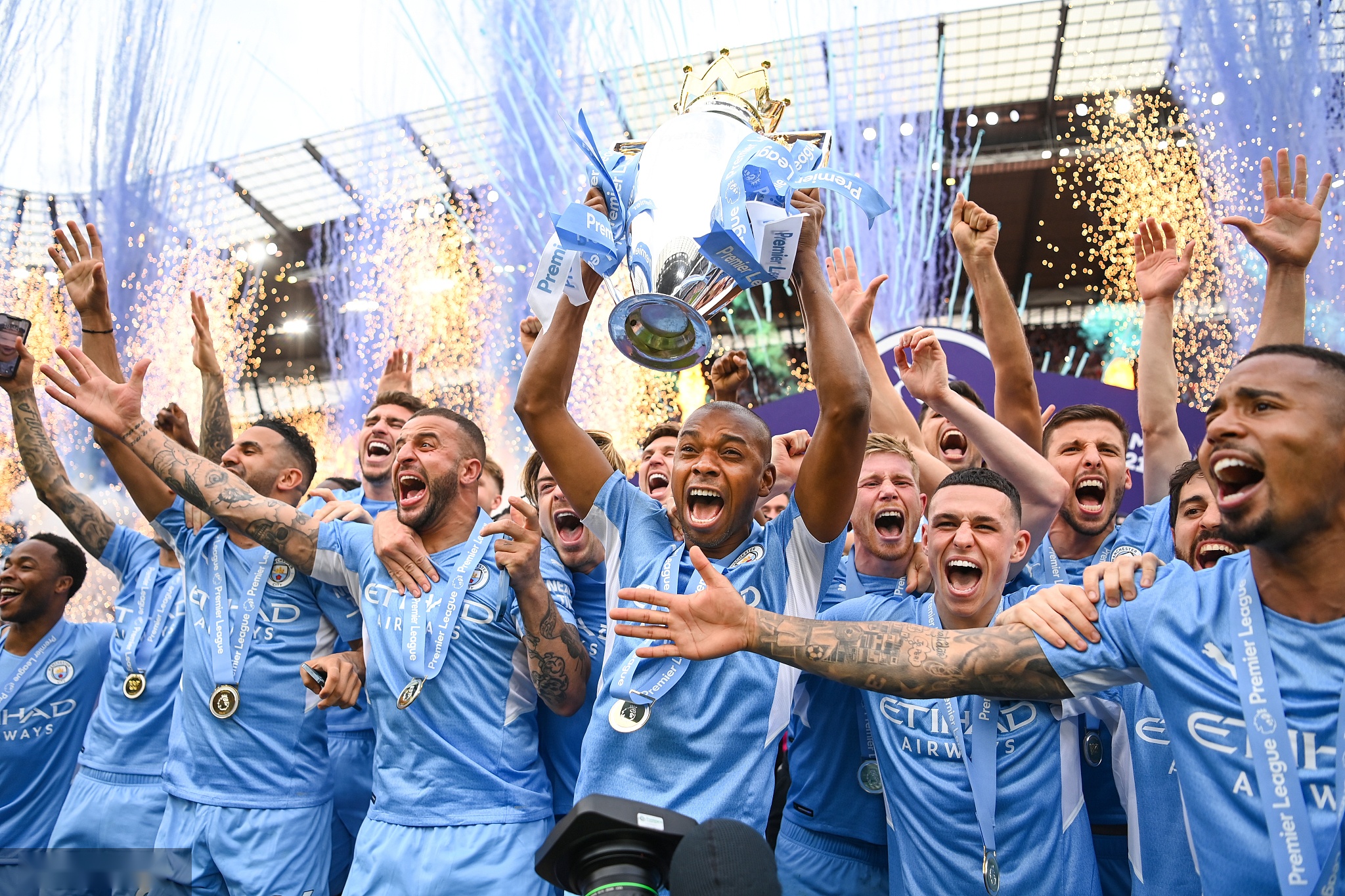 都充满了悬 都充满了悬